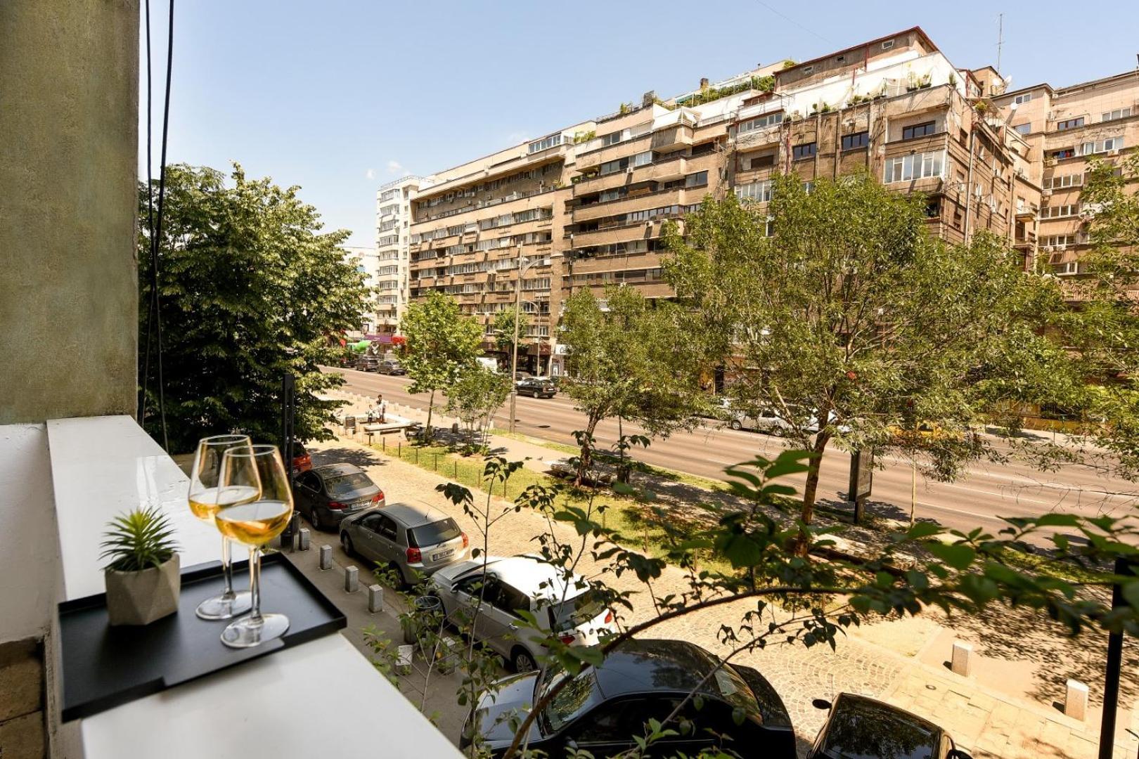 Downtown Oasis: Central Apartments With Cozy Charm Bucarest Extérieur photo