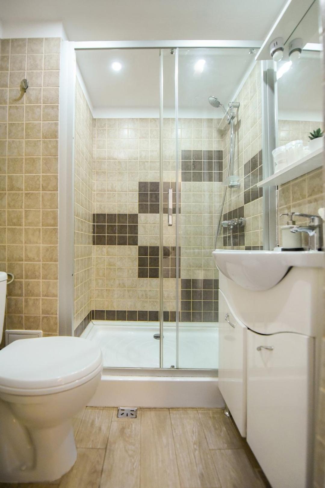 Downtown Oasis: Central Apartments With Cozy Charm Bucarest Chambre photo