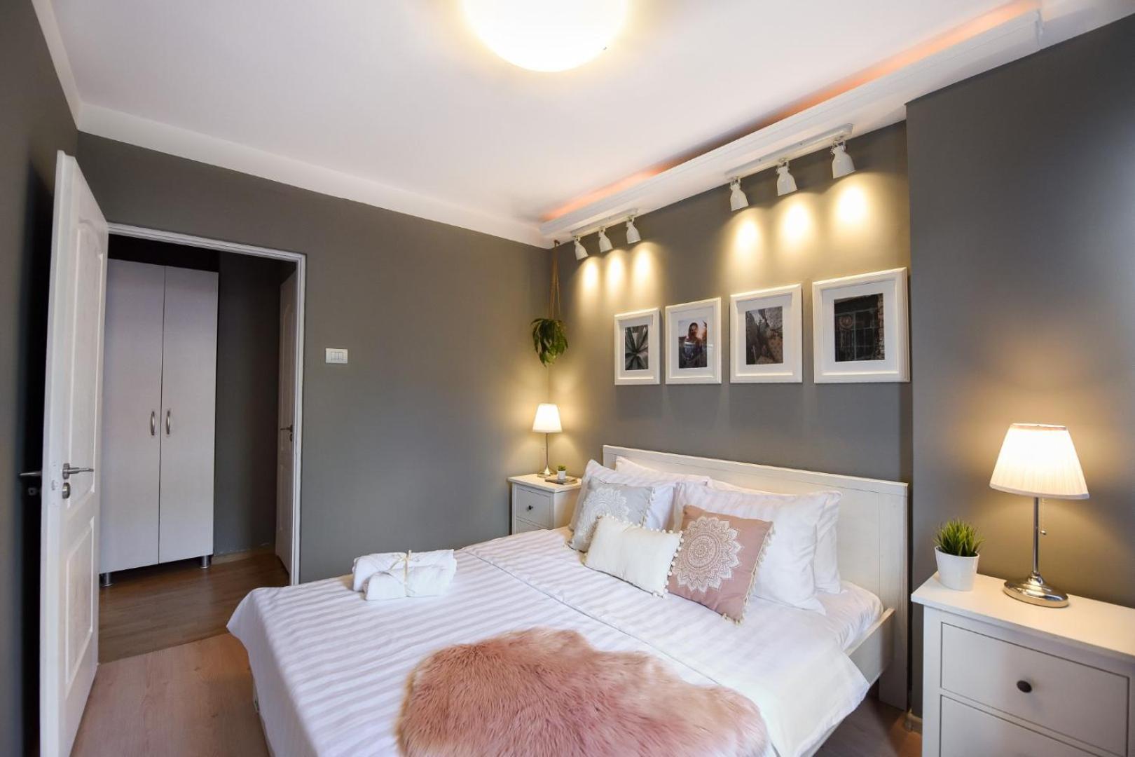 Downtown Oasis: Central Apartments With Cozy Charm Bucarest Chambre photo