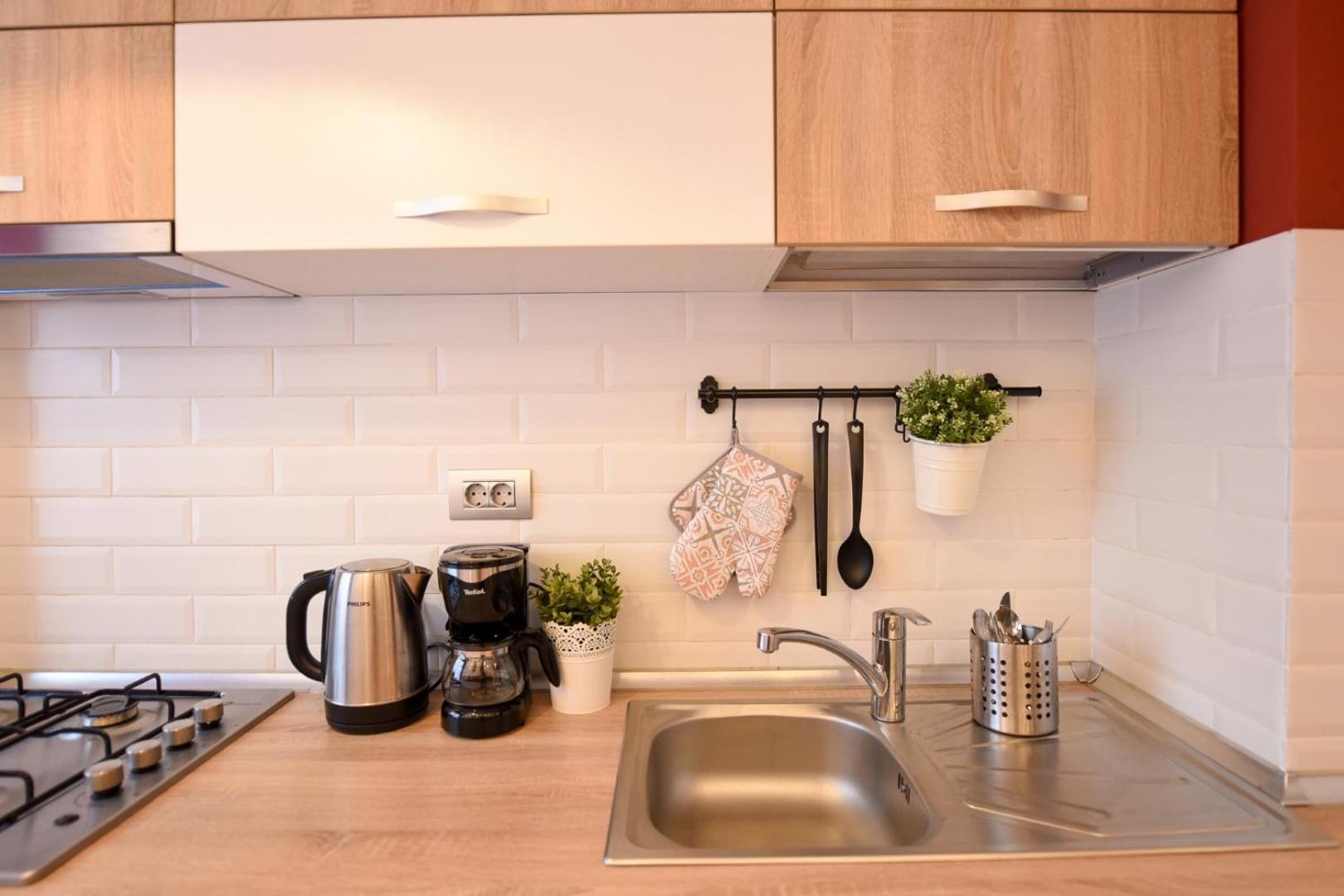 Downtown Oasis: Central Apartments With Cozy Charm Bucarest Chambre photo