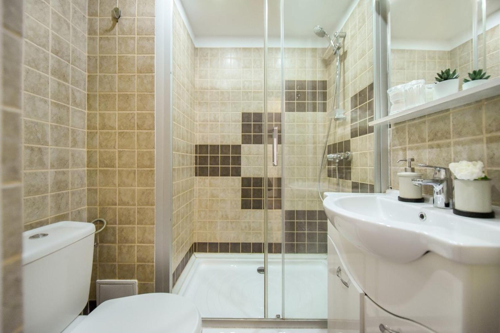 Downtown Oasis: Central Apartments With Cozy Charm Bucarest Chambre photo
