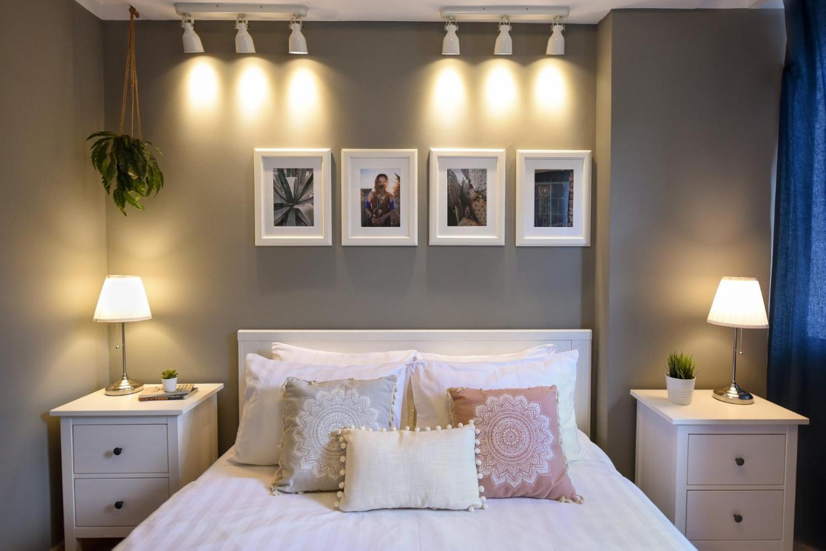 Downtown Oasis: Central Apartments With Cozy Charm Bucarest Chambre photo
