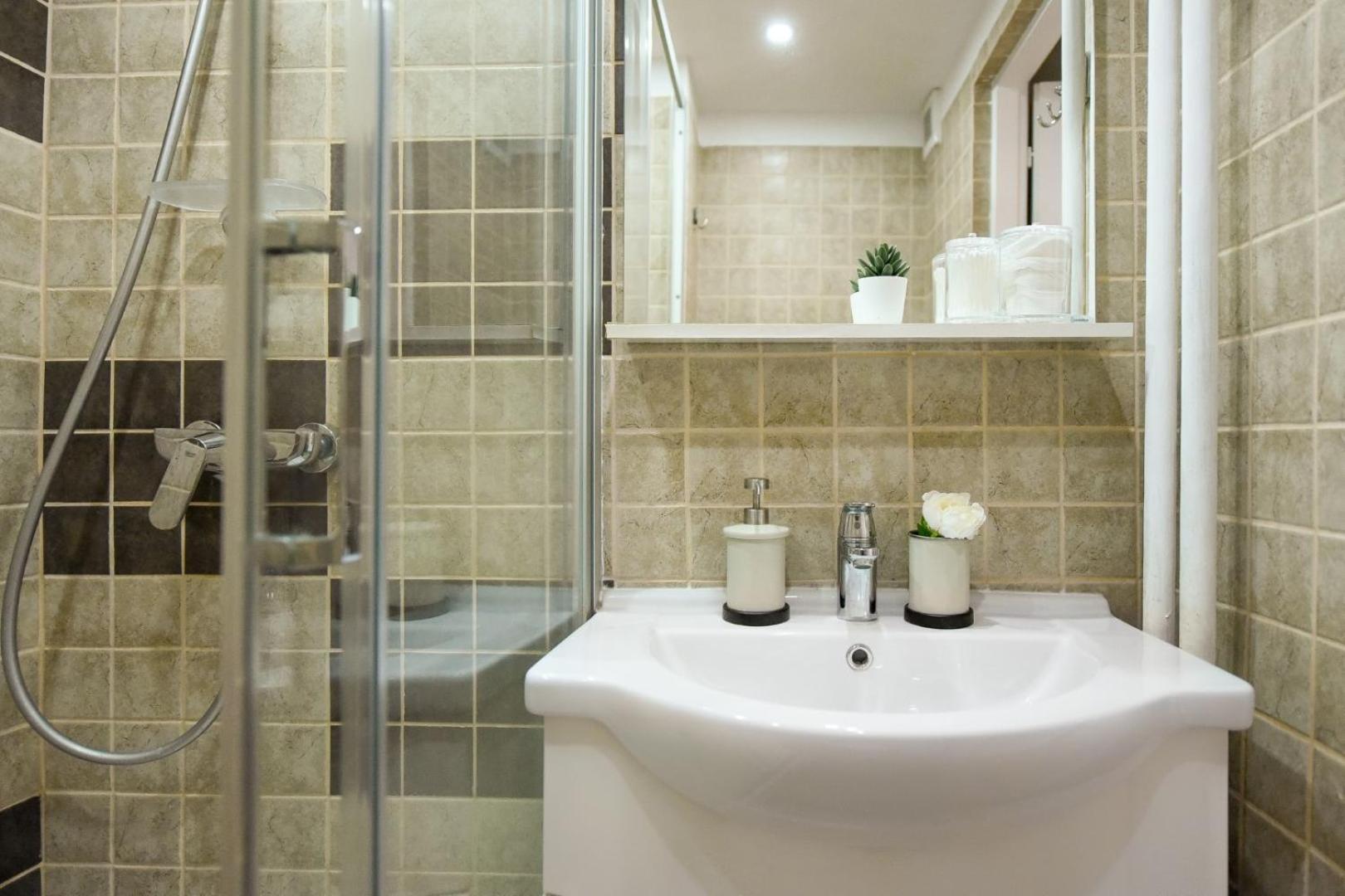 Downtown Oasis: Central Apartments With Cozy Charm Bucarest Chambre photo